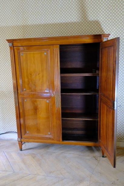 Petite armoire en acajou et placage d'acajou...