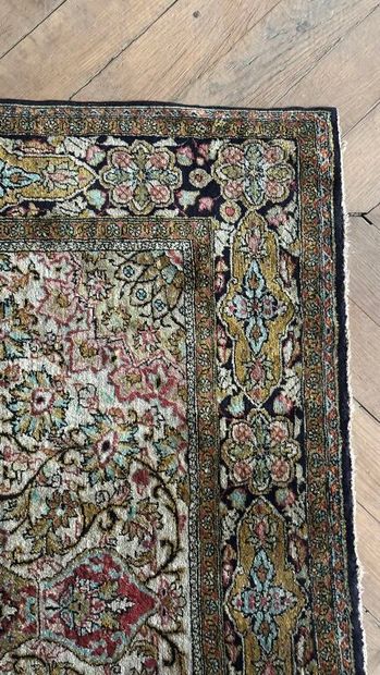 TAPIS d'ORIENT.
Tapis en laine et soie à...