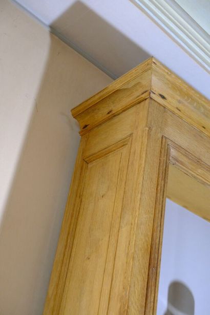 Paire de deux vitrines en chêne surmontée...