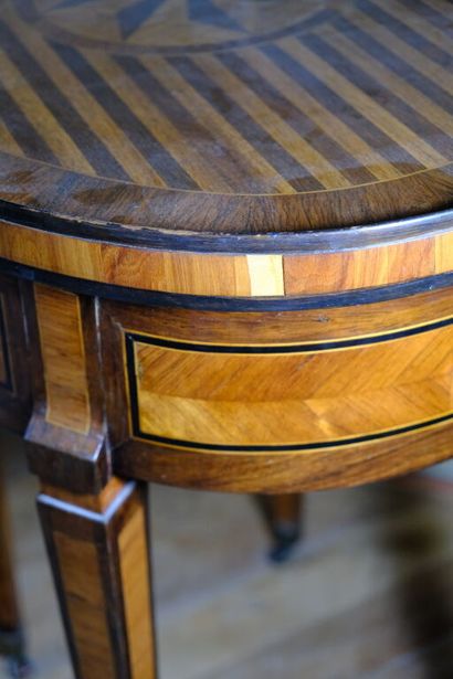 Petite table volante de forme ovale à décor...