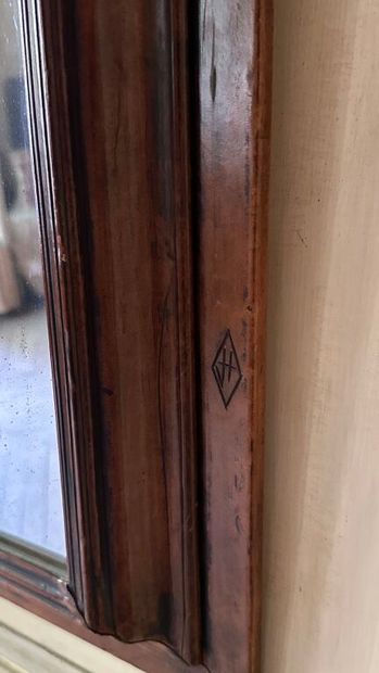 Miroir étroit dans un encadrement en bois...