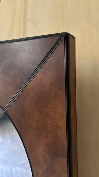 Miroir à vue de forme ronde, dans un encadrement...