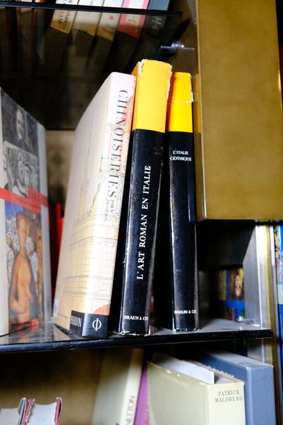 Fort ensemble de livres reliés ou brochés...