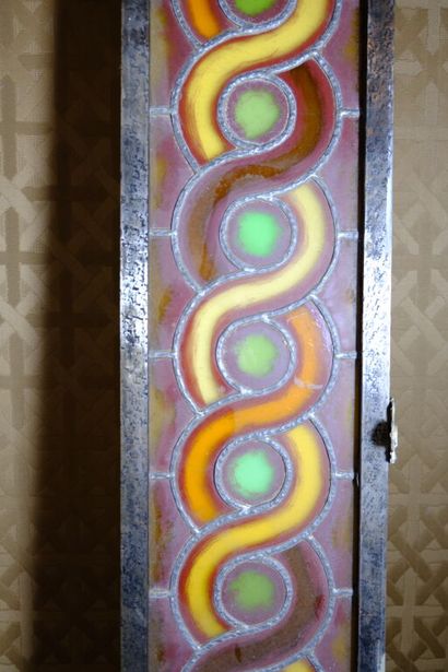 Vitrail moderne longiligne en verre et métal...