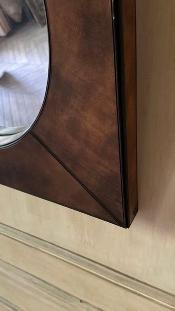 Miroir à vue de forme ronde, dans un encadrement...