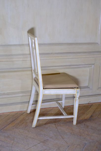 Chaise en bois relaqué blanc à dossier ajouré...