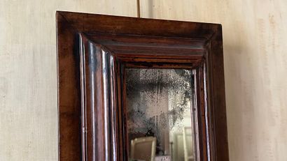 Miroir étroit dans un encadrement en bois...