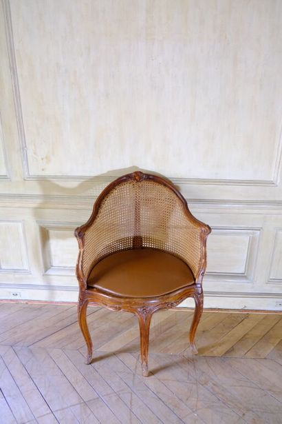 Fauteuil de bureau canné en hêtre mouluré...