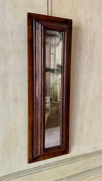 Miroir étroit dans un encadrement en bois...