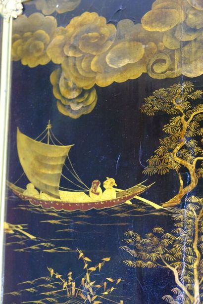 Armoire à décor de panneaux en laque européenne...