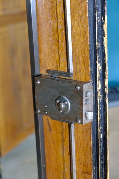 Armoire à décor de panneaux en laque européenne...