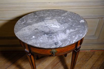 Petite table volante de forme ovale à décor...