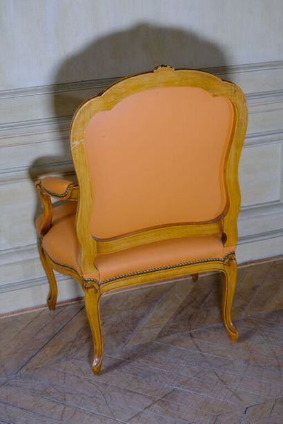 Fauteuil cabriolet à dossier droit en bois...