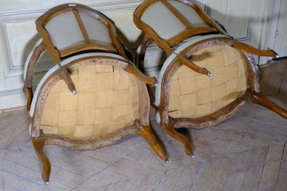 Paire de fauteuils cabriolets à dossier violoné...