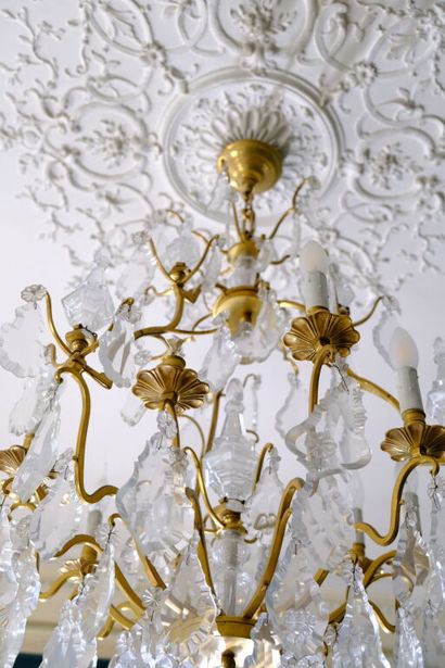 Lustre à neuf bras de lumière en bronze soutenant...