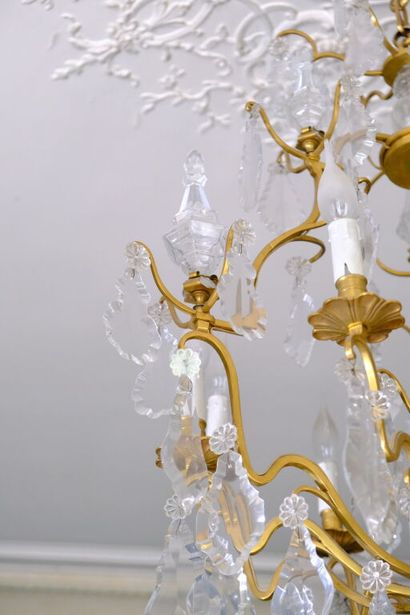 Lustre à neuf bras de lumière en bronze soutenant...