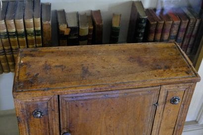 Prie dieu en noyer mouluré ouvrant par deux...