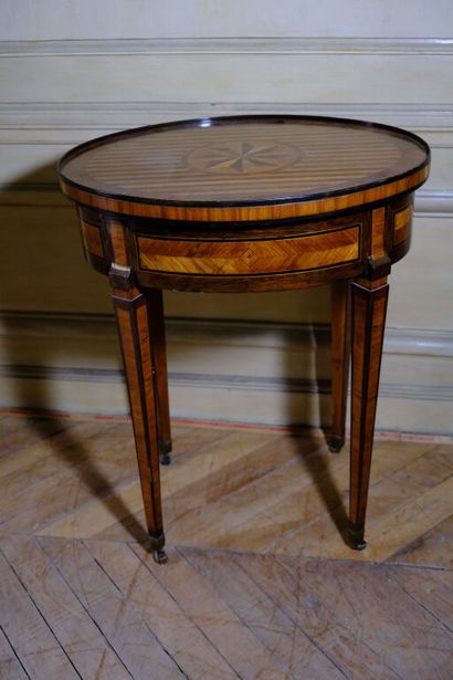 Petite table volante de forme ovale à décor...