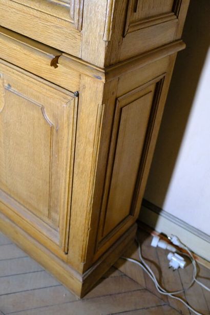 Paire de deux vitrines en chêne surmontée...