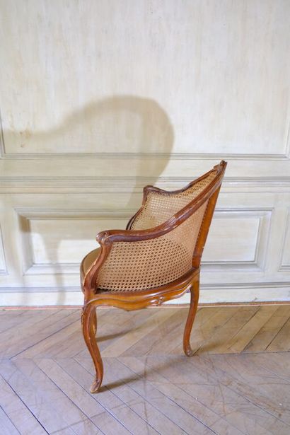 Fauteuil de bureau canné en hêtre mouluré...