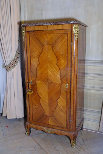 Armoire à hauteur d'appui en placage de bois...