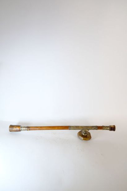 CHINE.
Pipe à opium en bambou et métal argenté...