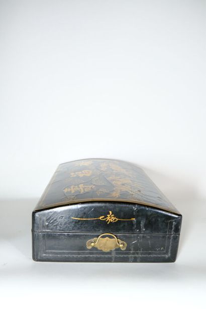 CHINE.
Coffret laqué noir et or, les anses...