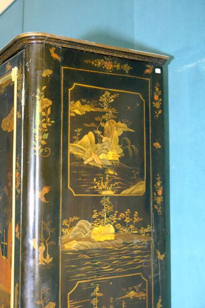 Armoire à décor de panneaux en laque européenne...