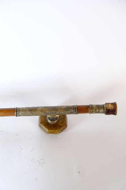 CHINE.
Pipe à opium en bambou et métal argenté...
