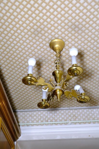 Trois lustres en laiton à 4 bras de lumière...