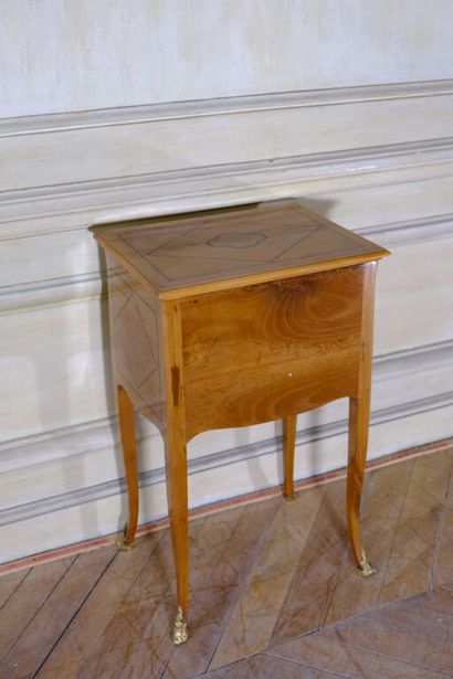 Petite table volante en merisier incrusté...