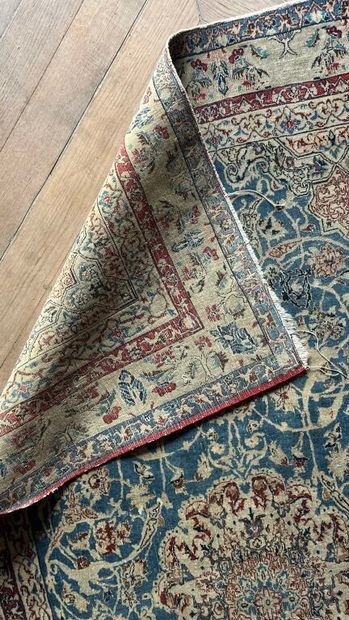 TAPIS d'ORIENT.
Tapis en laine et soie à...