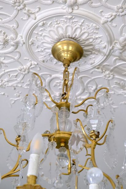 Lustre à neuf bras de lumière en bronze soutenant...