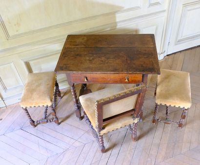 Ensemble en chêne ciré comprenant: 
- Une...