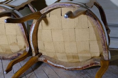 Paire de fauteuils cabriolets à dossier violoné...