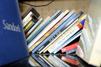 Fort ensemble de livres reliés ou brochés...