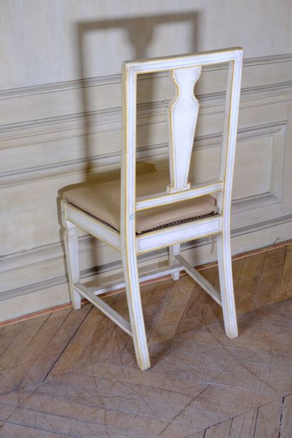Chaise en bois relaqué blanc à dossier ajouré...