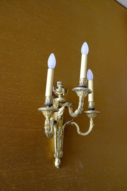 Paire d'appliques à trois bras de lumière...
