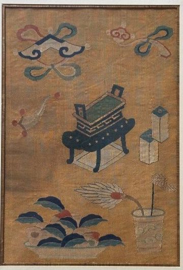 CHINE.
Petit panneau en kesi sur fond jaune,...