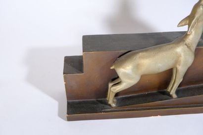 Jean MOY (XXème siècle)
Élégante au sautoir...