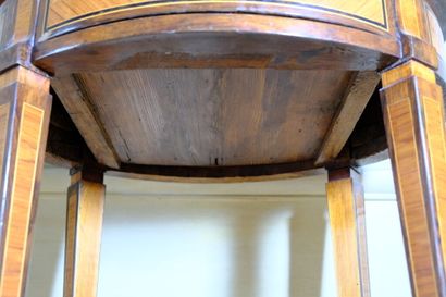 Petite table volante de forme ovale à décor...