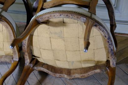 Paire de fauteuils cabriolets à dossier violoné...