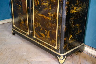 Armoire à décor de panneaux en laque européenne...