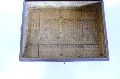 CHINE.
Coffret laqué noir et or, les anses...