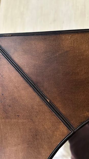 Miroir à vue de forme ronde, dans un encadrement...