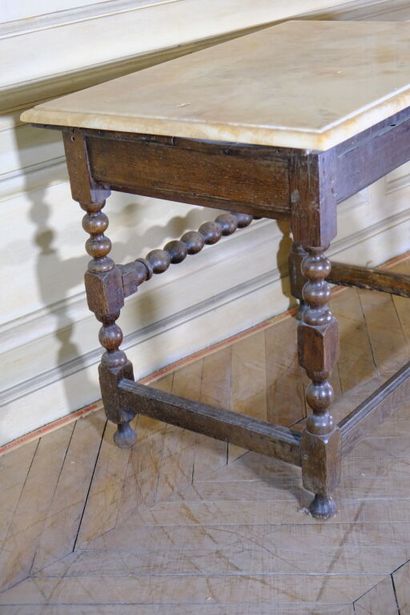 Table de style Louis XIII en bois mouluré...