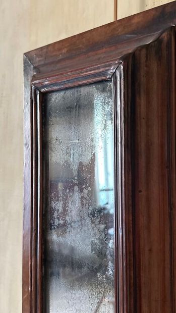 Miroir étroit dans un encadrement en bois...