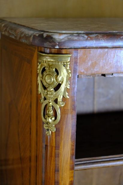 Armoire à hauteur d'appui en placage de bois...