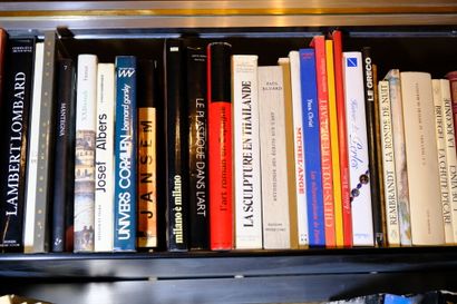 Fort ensemble de livres reliés ou brochés...