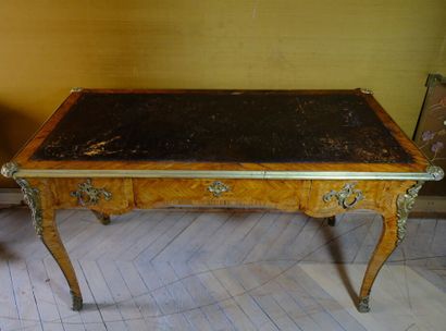 Bureau plat rectangulaire à décor marqueté...